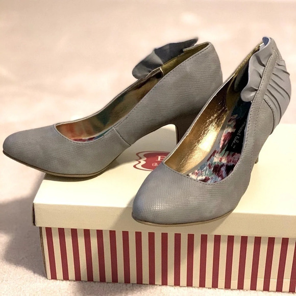 b.a.i.t. Shoes - B.A.I.T. Retro Pump bow liked detailed Hillary pumps Retro style size 6.5